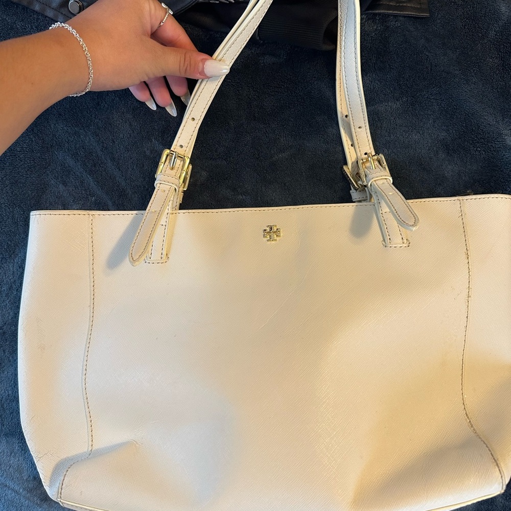 Tory Burch White Tote Bag with Sleek Design